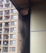 楼上业主扔下不明易燃物 导致楼下邻居的景观阳台起火