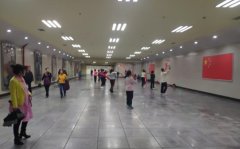 大妈们在轻轨站通道内跳广场舞 音乐开得极大