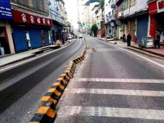 货车撞断道路隔离基条 司机还擅自搬动道路指示灯和防撞桶