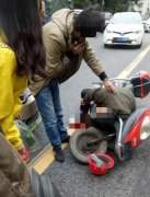 小车掉头把骑车老人的脚压了 腿部伤口鲜血直流