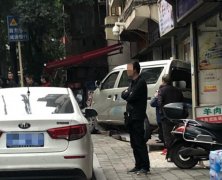 面包车后溜冲入餐馆 后挡风玻璃破碎