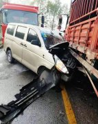 三车连环相撞 小型普通客车车头面目全非