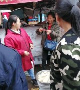 大妈卖菜收到100元假币忍不住痛哭 网友痛批：太过分
