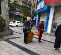 男子托着纸箱叫卖神秘果子 还有大爷大妈疑似给他当托儿