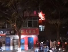 綦江一居民楼突发火灾 明火燃烧猛烈