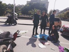 小车撞上电瓶车 电瓶车上物品散落一地