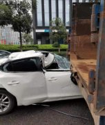 小车追尾撞上货车 挡风玻璃破碎车身严重变形