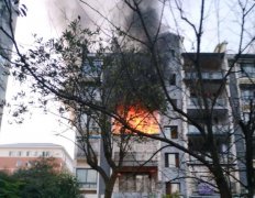 居民楼突发大火 屋内明火猛烈燃烧浓烟滚滚