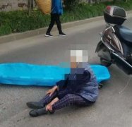 八旬老太被电动车擦挂 摔倒坐在地上