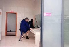 大妈们把脚搭在洗手台上擦鞋 地上全是残留的泥浆