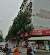 外墙瓷砖大片掉落 维修人员拉起警戒线排险