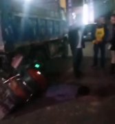 男子驾驶电动车追尾货车 目击者：驾驶员面部朝下还有血渗出