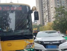 公交车与小轿车发生碰撞 两车车头不同程度受损