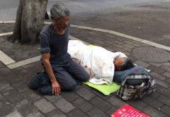 老太裹布躺在地上 大爷赤膊跪地乞讨令路人心疼