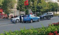 小车突然爆胎致车辆失控 撞上道路隔离栏
