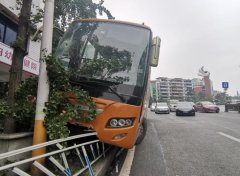 大客车刹车失灵冲上路沿 挡风玻璃及车门破损现场一片狼藉