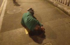 中年妇女深夜昏倒路边 身体蜷缩惹人心疼
