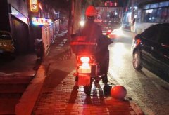 仅差一米！摩托车骑上人行道 路人迅速躲闪险被撞