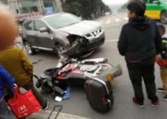 小车与摩托车路口相撞 小车车头撞出大缺口