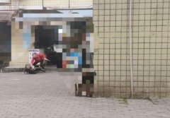 孩子不愿意去读书遭婆婆棍棒鞭策 路人劝解后被婆婆领回家
