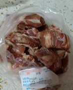 顾客在APP下单购买排骨 次日收货后发现已发黄发臭