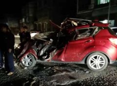 小车借道超车撞上铲车 车头严重受损面目全非