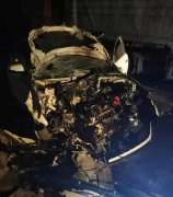 小车避让不及先后撞上落石与大货车 引擎舱面目全非破烂不堪