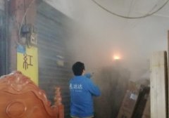 家具批发部旁突发大火 火苗直窜2米高浓烟四处飘散