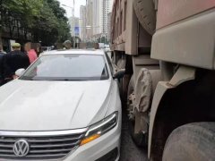 大货车和小车上演“亲密接触” 小车后视镜瞬间被挤碎