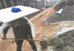 脑洞大开！工地大妈安全帽上镶泡沫板遮雨又轻巧
