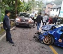 小车弯道不减速撞上对向来车 两车部分受损两人受伤