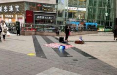 男子带娃街边乞讨摊前摆放二维码 网友调侃：出门记得带手机