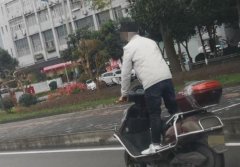 不要命？男子马路上花式炫技站立骑电动车