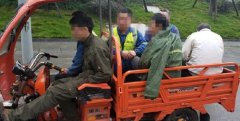 电动三轮车满载6人被拦停 驾驶室坐2人小车厢坐4人