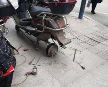 电瓶车停在小区内车轮无故被扎坏 门卫却表示与他无关