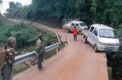货车车速过快又遇下坡急弯 车辆冲出路面悬挂路边摇摇欲坠