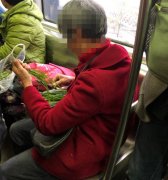 老太车厢里占两座摘韭菜 一股刺鼻气味弥漫车厢