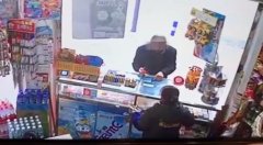 男子趁店家弯腰在柜台找零之余 以假乱真调换真烟之后淡定离去