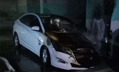 车库内小车发生自燃 车头被烧得面目全非