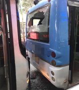 两辆公交车发生追尾 前车的后车窗玻璃撞出一个大窟窿