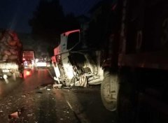 小货车冲入对向车道与大货车迎头相撞 侧翻在地车头变形