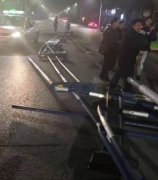共享汽车冲撞数十米护栏后停在路中央 护栏冲破挡风玻璃直插驾驶室