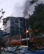 居民楼突发大火 明火燃烧猛烈现场浓烟滚滚