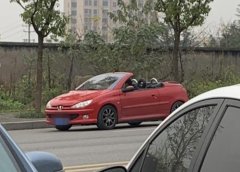 男子大冬天开敞篷车要风度不要温度？ 网友：我看着都直哆嗦