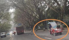 真是“脚刹”！女司机驾驶电动车遇下坡路伸脚出来刹车