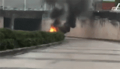 小车突发自燃明火猛烈燃烧 现场浓烟滚滚