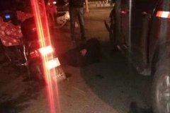 皮卡车与电动车环岛相撞 电动车车主倒地不起