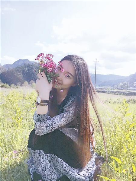 95后美女大学生带着画笔去旅行 把世界变成了手绘本
