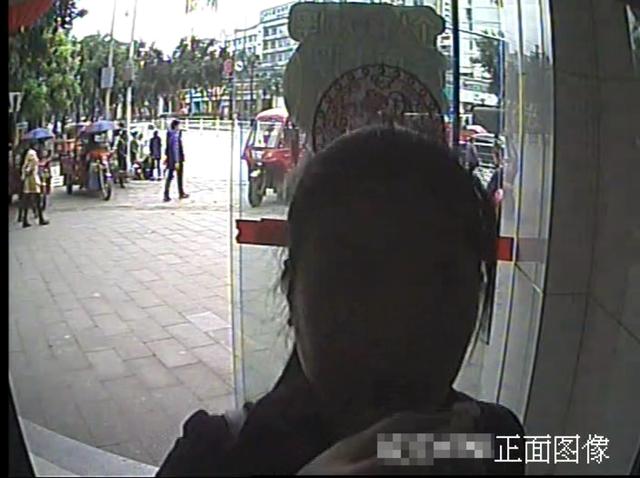 重庆一女子用口香糖堵ATM摄像头 自称在防坏人