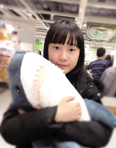 重庆15岁初中女生画6米长另类毕业照 同学变小动物